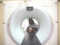 Utilisation d'un tomographe à rayon X qui
permet de scanner des bûches infestées par des longicornes.